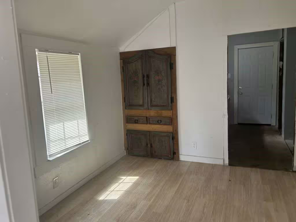 Photo 4 of 634 E Bernard Street, West Columbia, TX