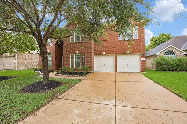 Photo 4 of 9127 Stoneleigh Drive, Sugar Land, TX