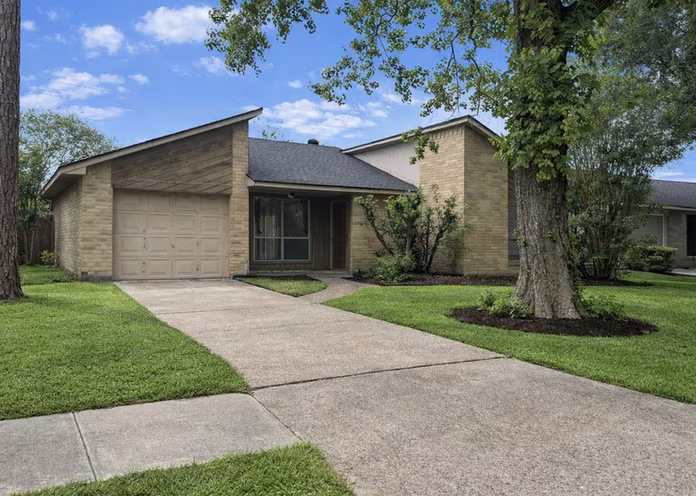 Photo 2 of 2718 S Brompton, Pearland, TX