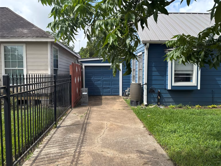 Photo 4 of 5738 Newport Street, Houston, TX