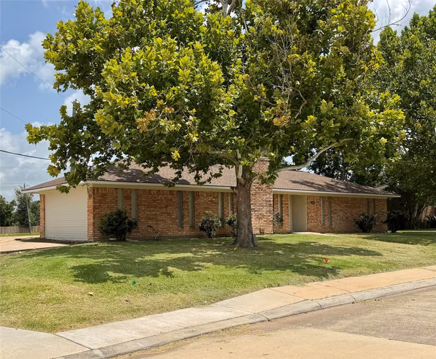 Photo 3 of 403 Lotus Street, Lake Jackson, TX
