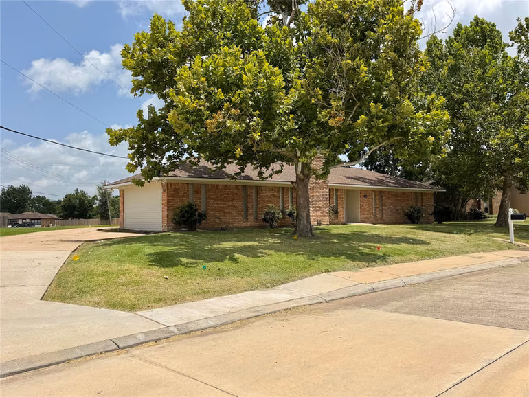 Photo 5 of 403 Lotus Street, Lake Jackson, TX