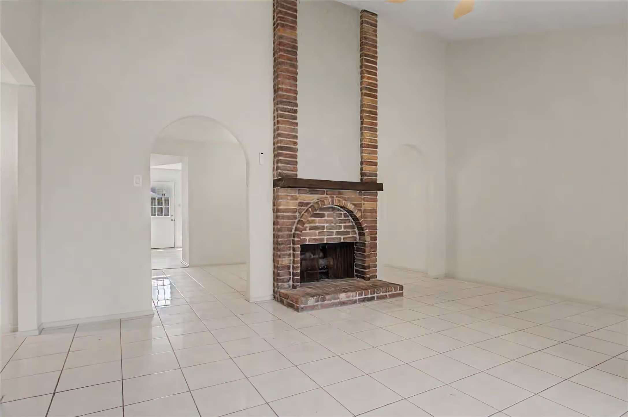 Photo 3 of 9423 Bollingbrook Drive, Houston, TX