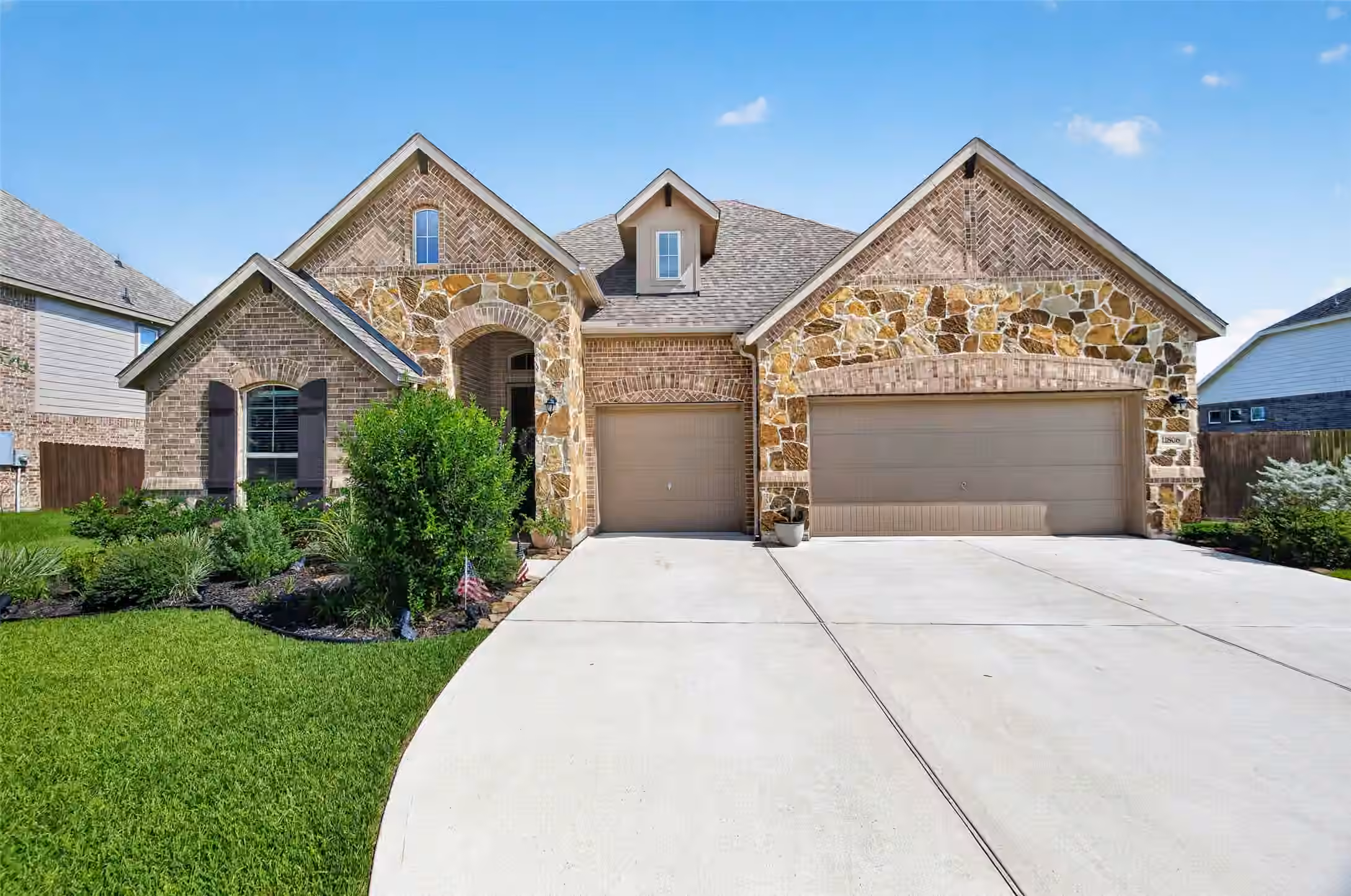 Photo of 11806 Autumn Leaf Drive, Mont Belvieu, TX 77535