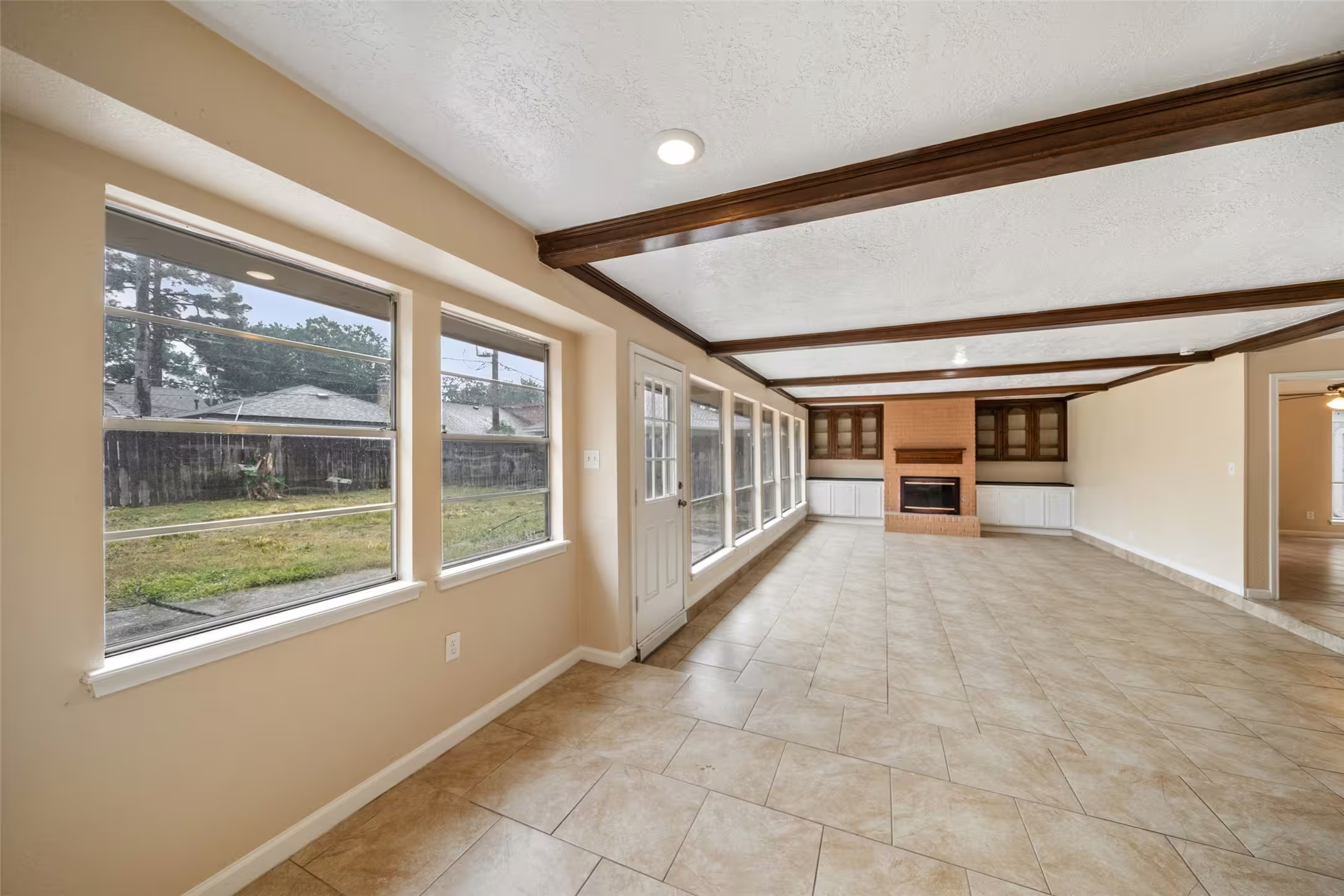 Photo 5 of 10326 Greencreek Drive, Houston, TX