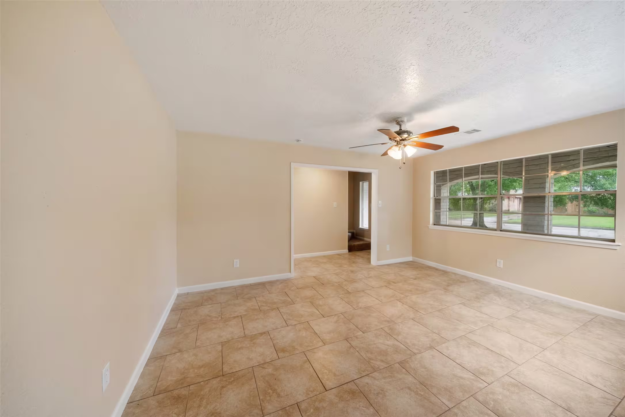 Photo 7 of 10326 Greencreek Drive, Houston, TX