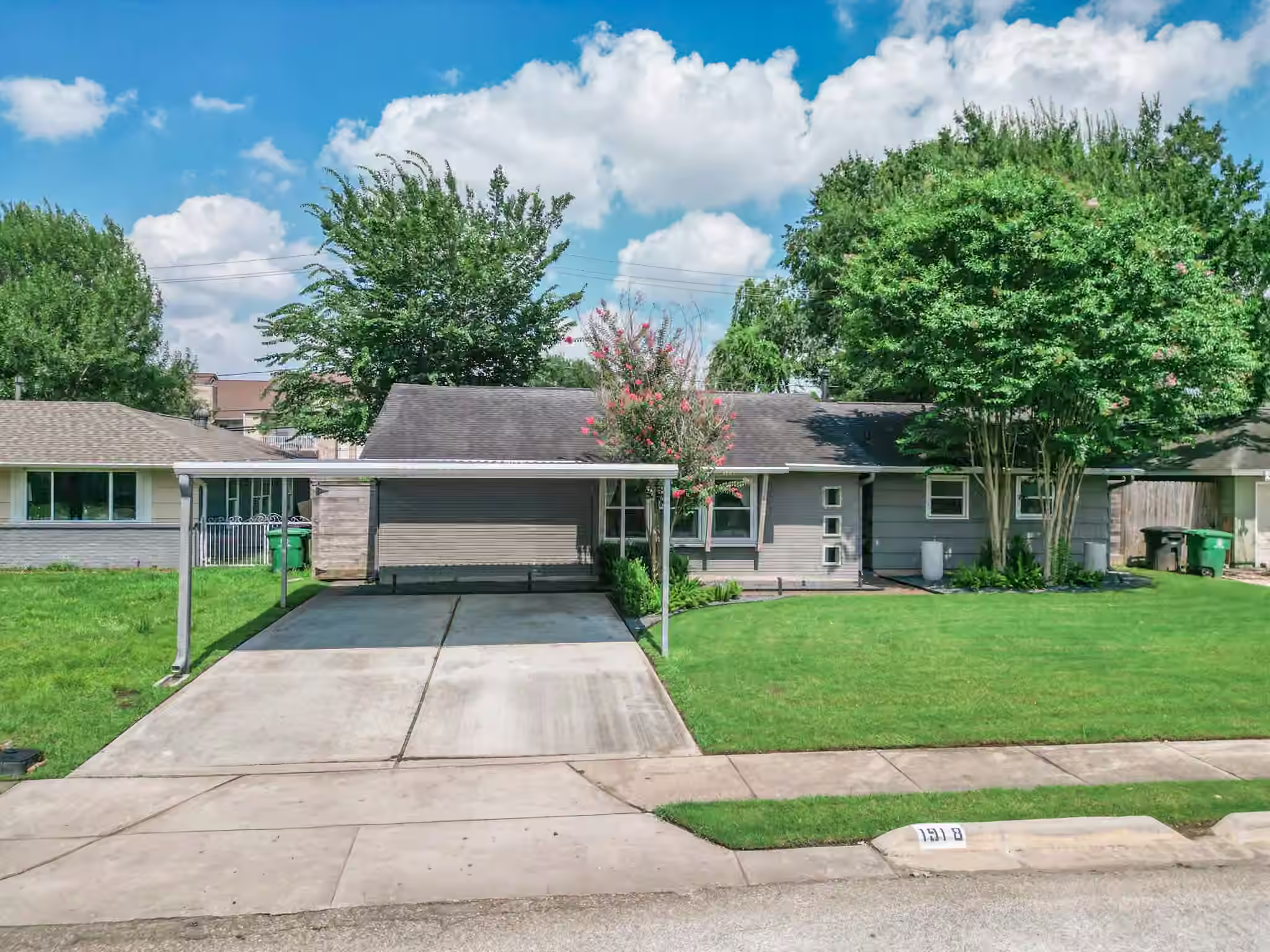 Photo 2 of 1918 Huge Oaks Street, Houston, TX