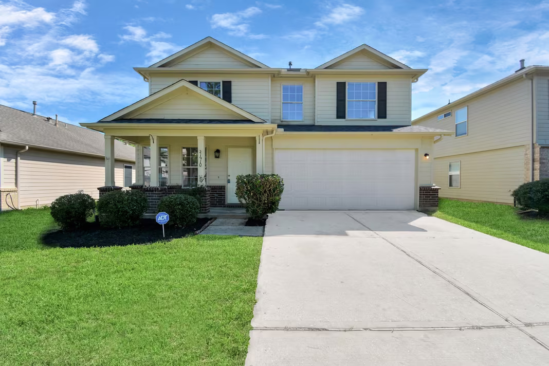 Photo 2 of 21910 Willow Shade Lane, Tomball, TX