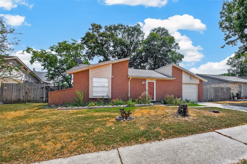 Photo 2 of 10706 Thorncliff Drive, Humble, TX
