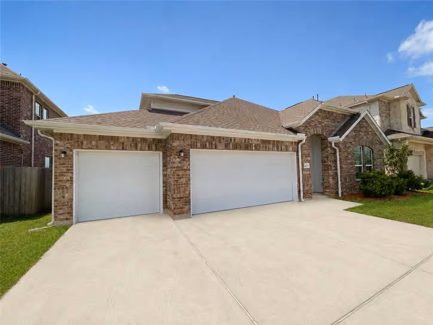 Photo 2 of 8707 E Crescent Lake Circle, Baytown, TX