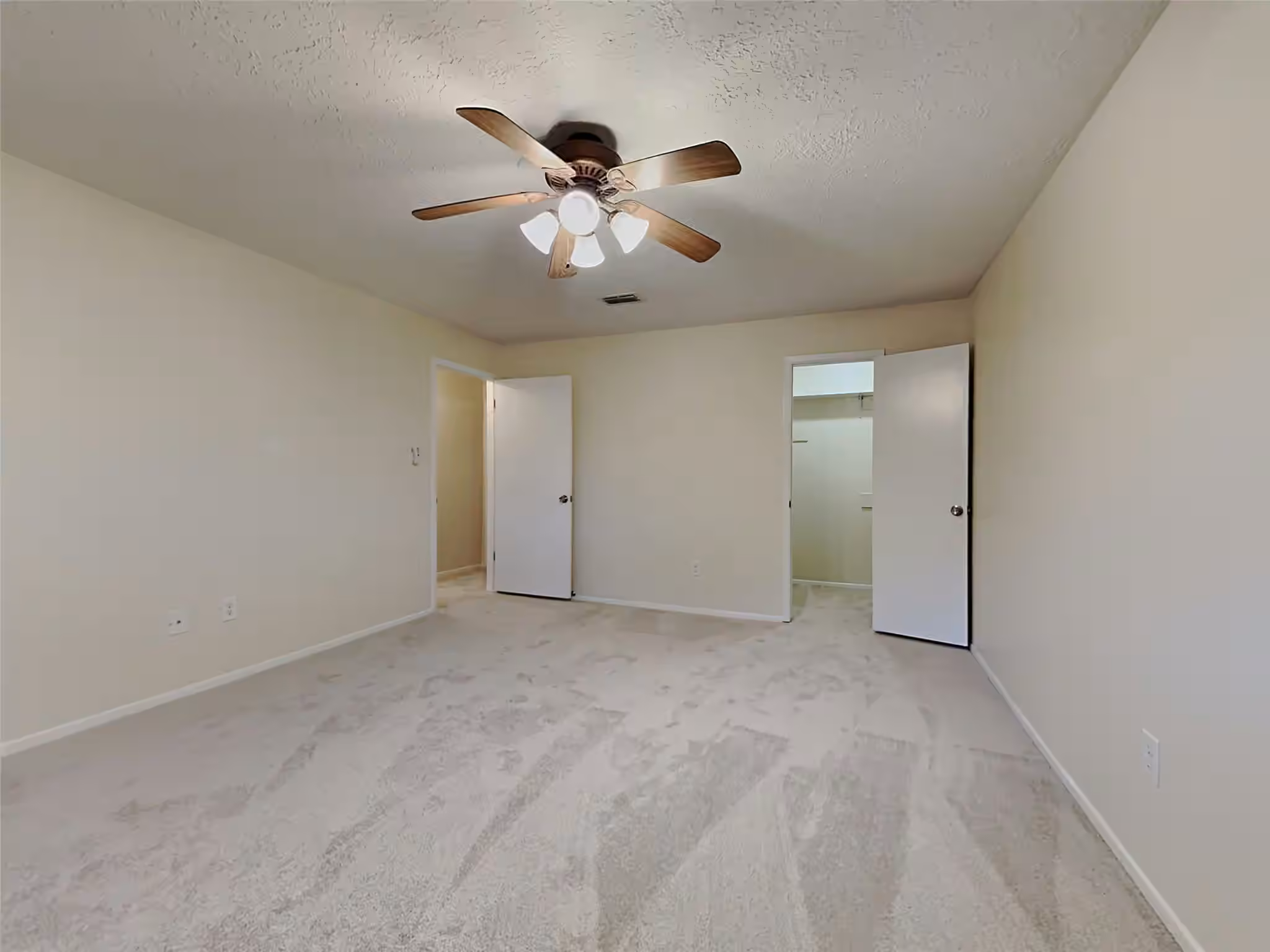 Photo 2 of 16418 Forest Bend Avenue, Friendswood, TX