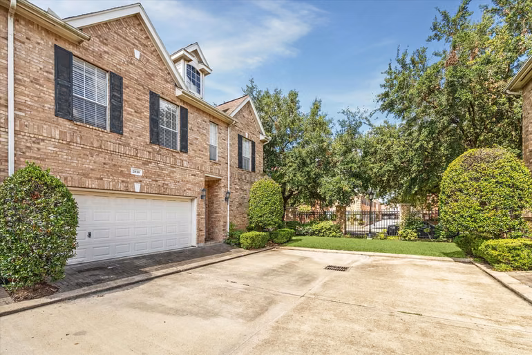Photo 2 of 2838 Briarhurst Park, Houston, TX
