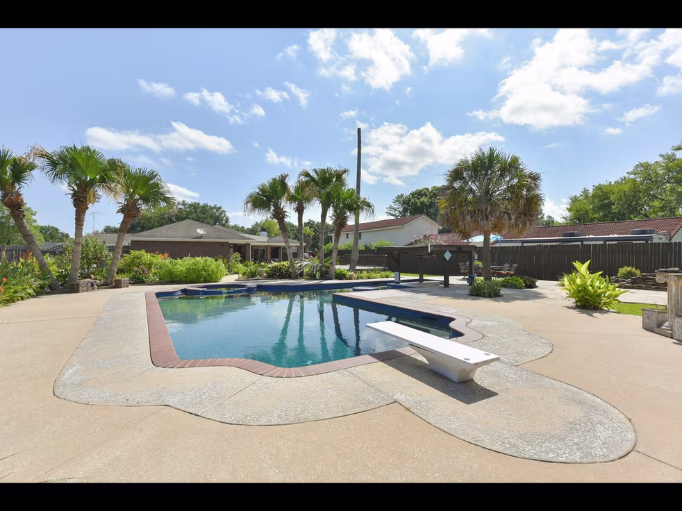 Photo 4 of 2204 Airline Drive, Friendswood, TX