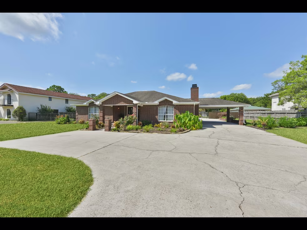 Photo 7 of 2204 Airline Drive, Friendswood, TX
