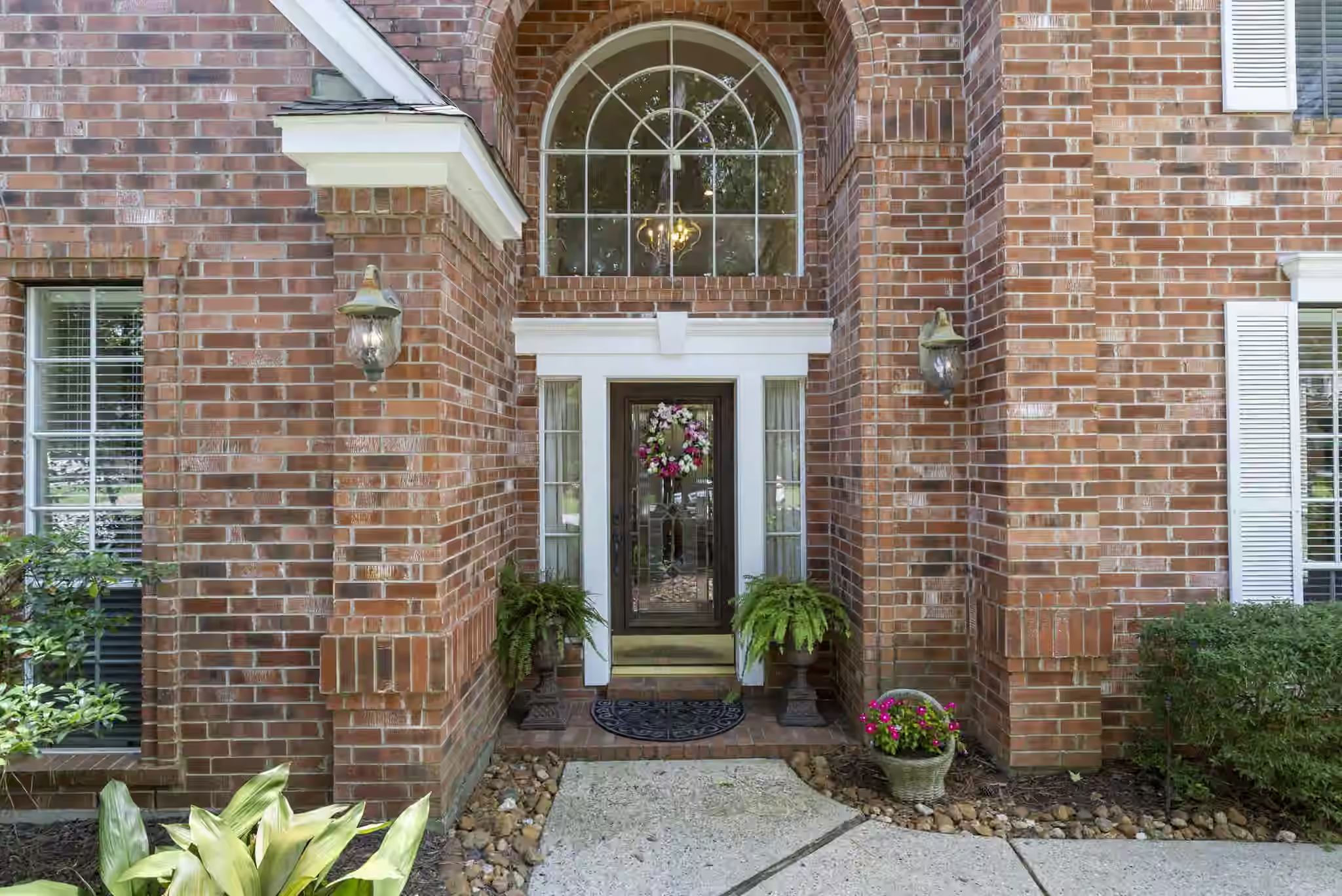 Photo 4 of 63 Driftoak Circle, The Woodlands, TX