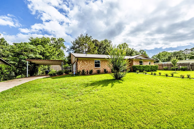 Photo 3 of 2202 Easley Circle, Huntsville, TX