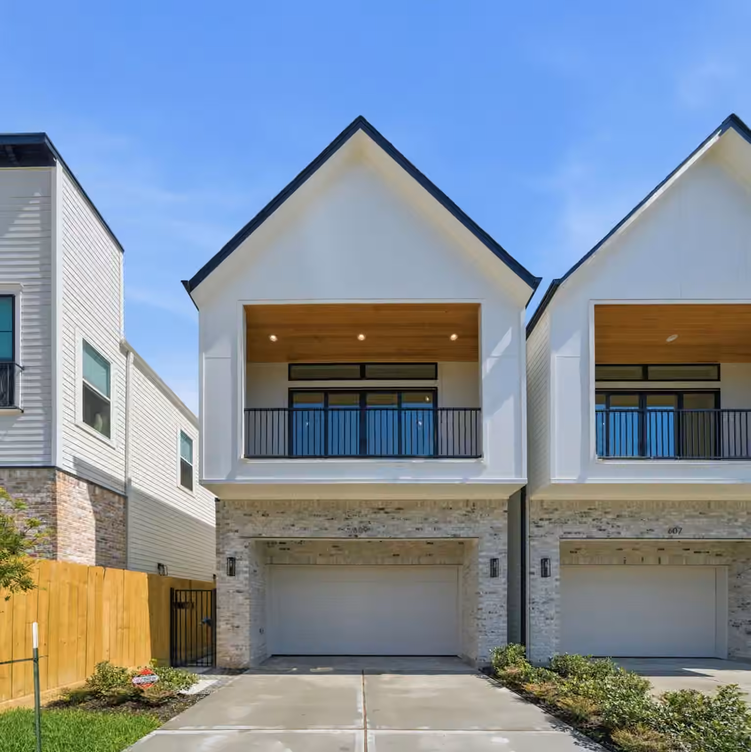 Photo 2 of 609 W 27th Street, Houston, TX
