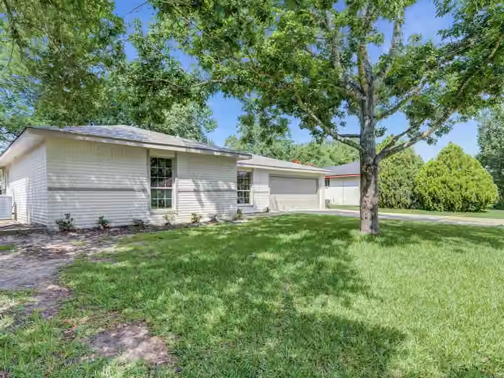 Photo 2 of 16626 Forest Bend Avenue, Friendswood, TX