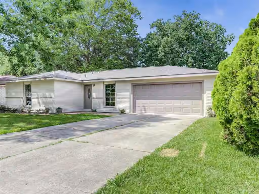 Photo 3 of 16626 Forest Bend Avenue, Friendswood, TX