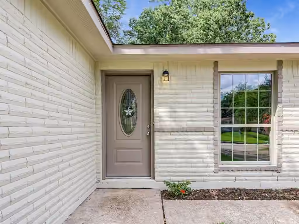 Photo 4 of 16626 Forest Bend Avenue, Friendswood, TX
