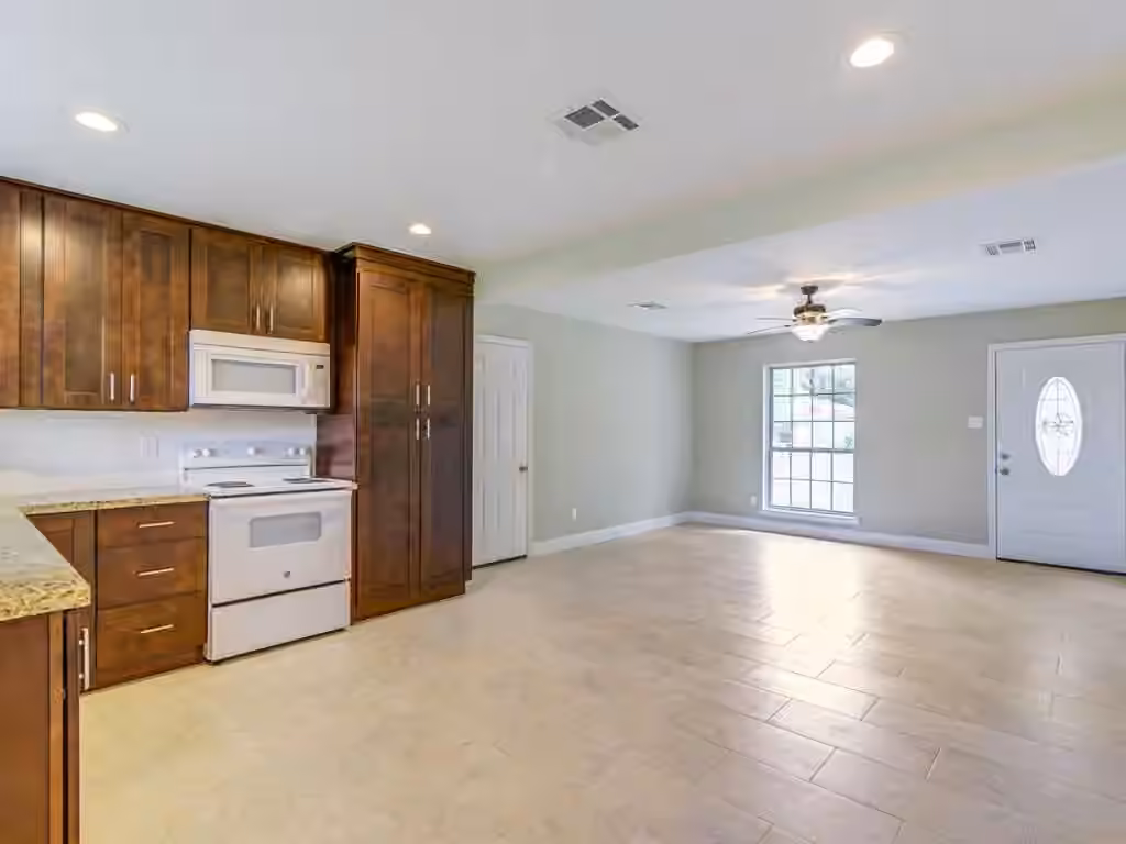 Photo 6 of 16626 Forest Bend Avenue, Friendswood, TX