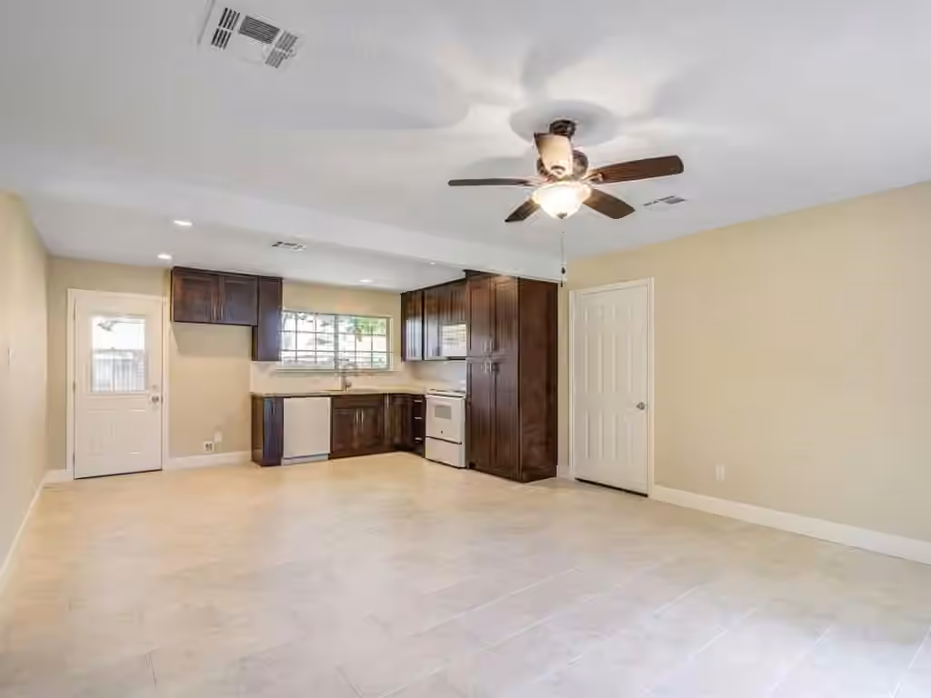 Photo 7 of 16626 Forest Bend Avenue, Friendswood, TX