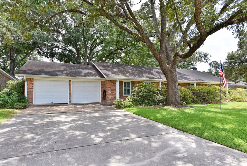 Photo 2 of 1901 Laurel Oaks Drive, Richmond, TX