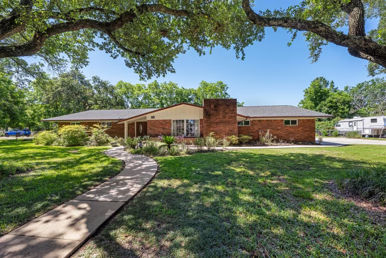 Photo of 616 Cannan Drive, Angleton, TX
