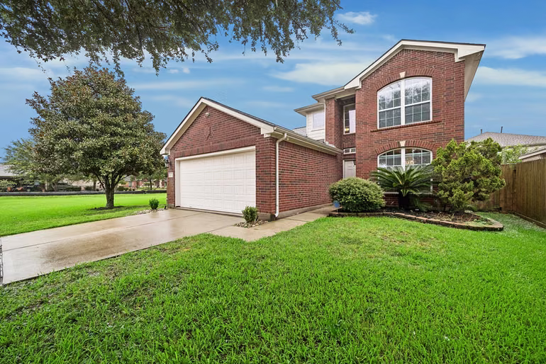 Photo 2 of 2709 Los Alamos Circle, Deer Park, TX