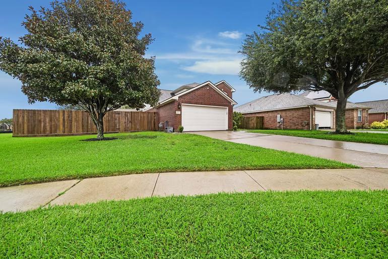 Photo 3 of 2709 Los Alamos Circle, Deer Park, TX