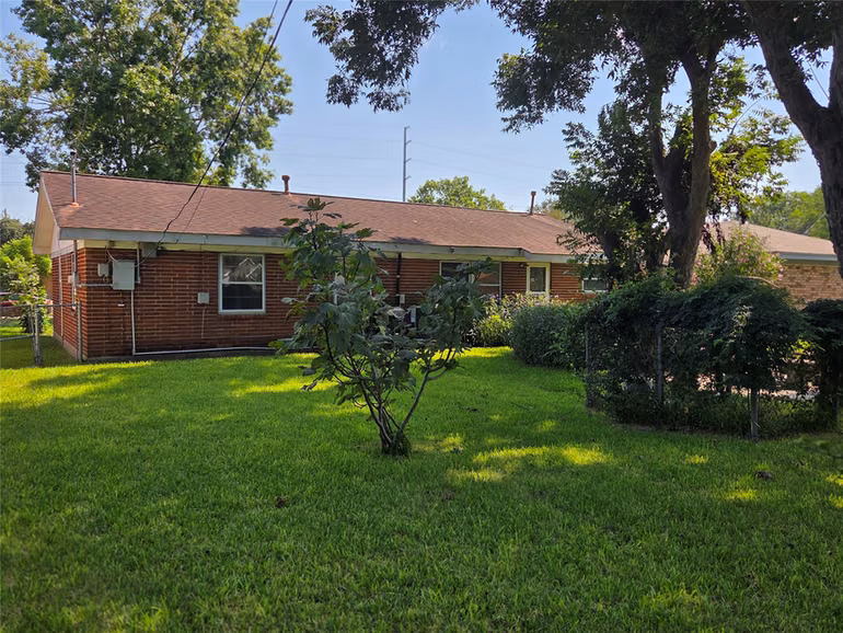 Photo 2 of 322 Elaine Street, La Marque, TX