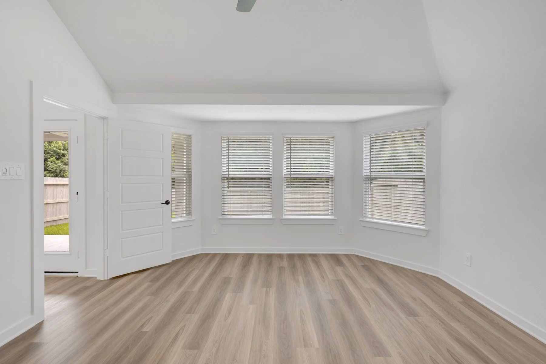 Photo 4 of 10398 Antonio Avenue, Montgomery, TX