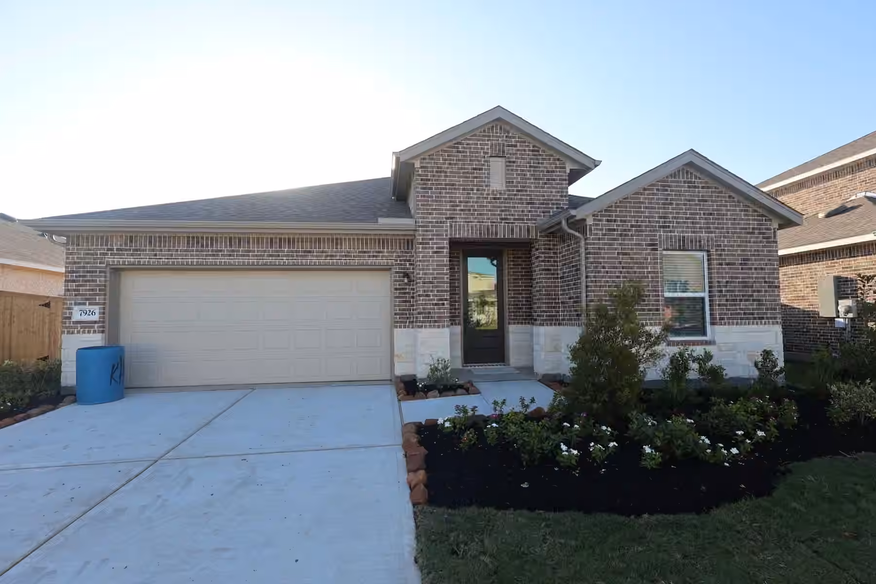 Photo 2 of 7926 Jade Crest Drive, Angleton, TX