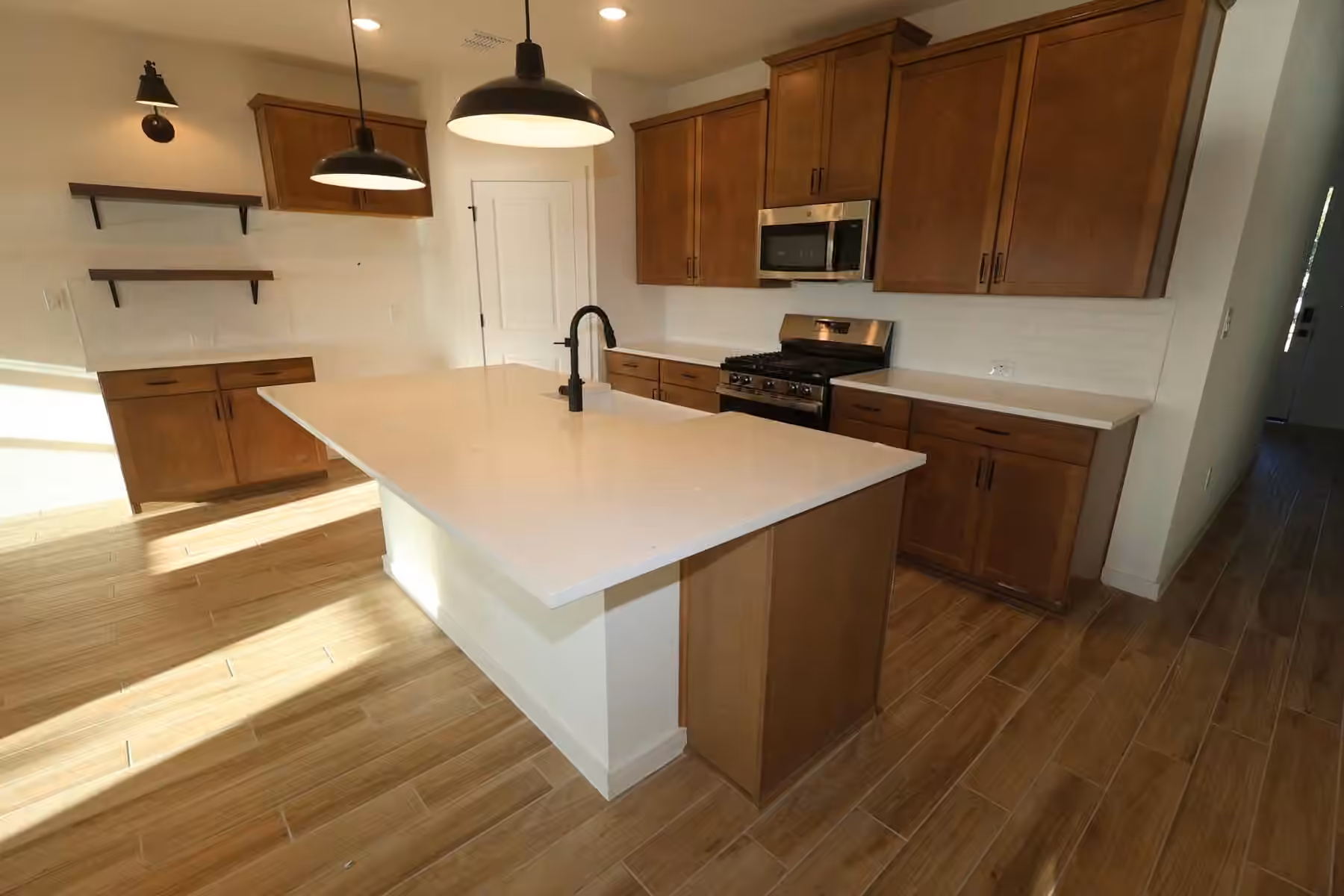 Photo 4 of 7926 Jade Crest Drive, Angleton, TX
