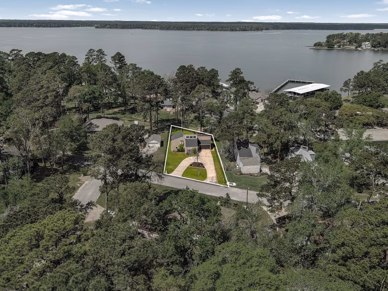 Photo 3 of 15211 Jamaica Drive, Willis, TX