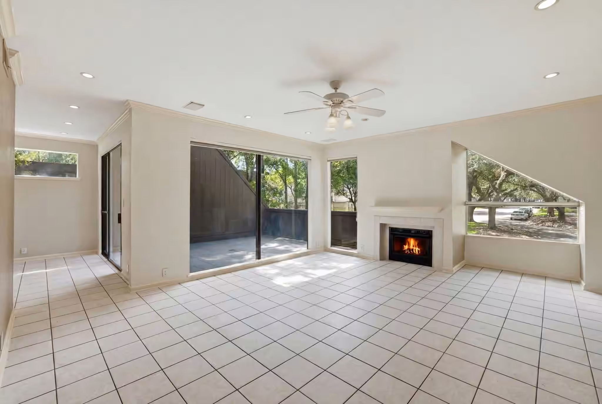 Photo 4 of 332 Litchfield Lane 38, Houston, TX